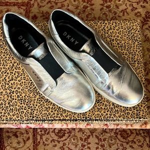 DKNY SILVER LEATHER. SLIP-ON  👟
